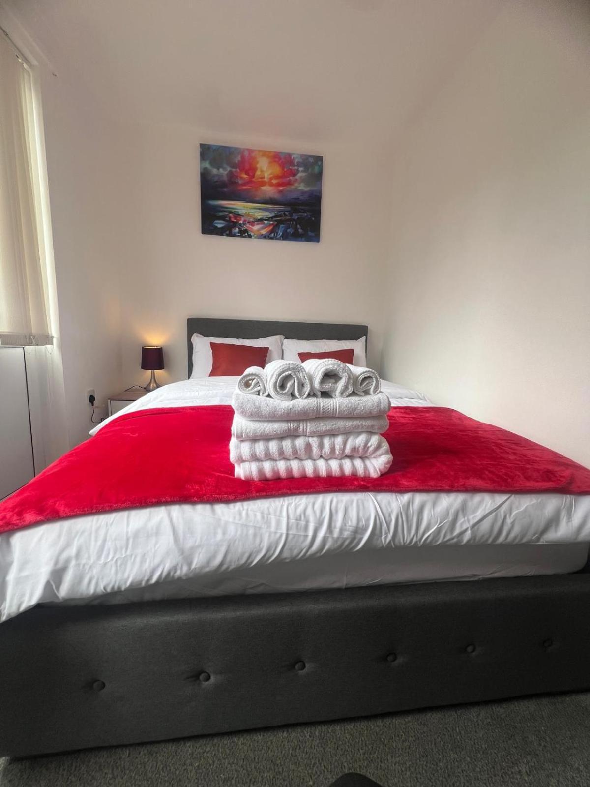 Апартаменты Luxury New House With Free Parking Бирмингем Экстерьер фото