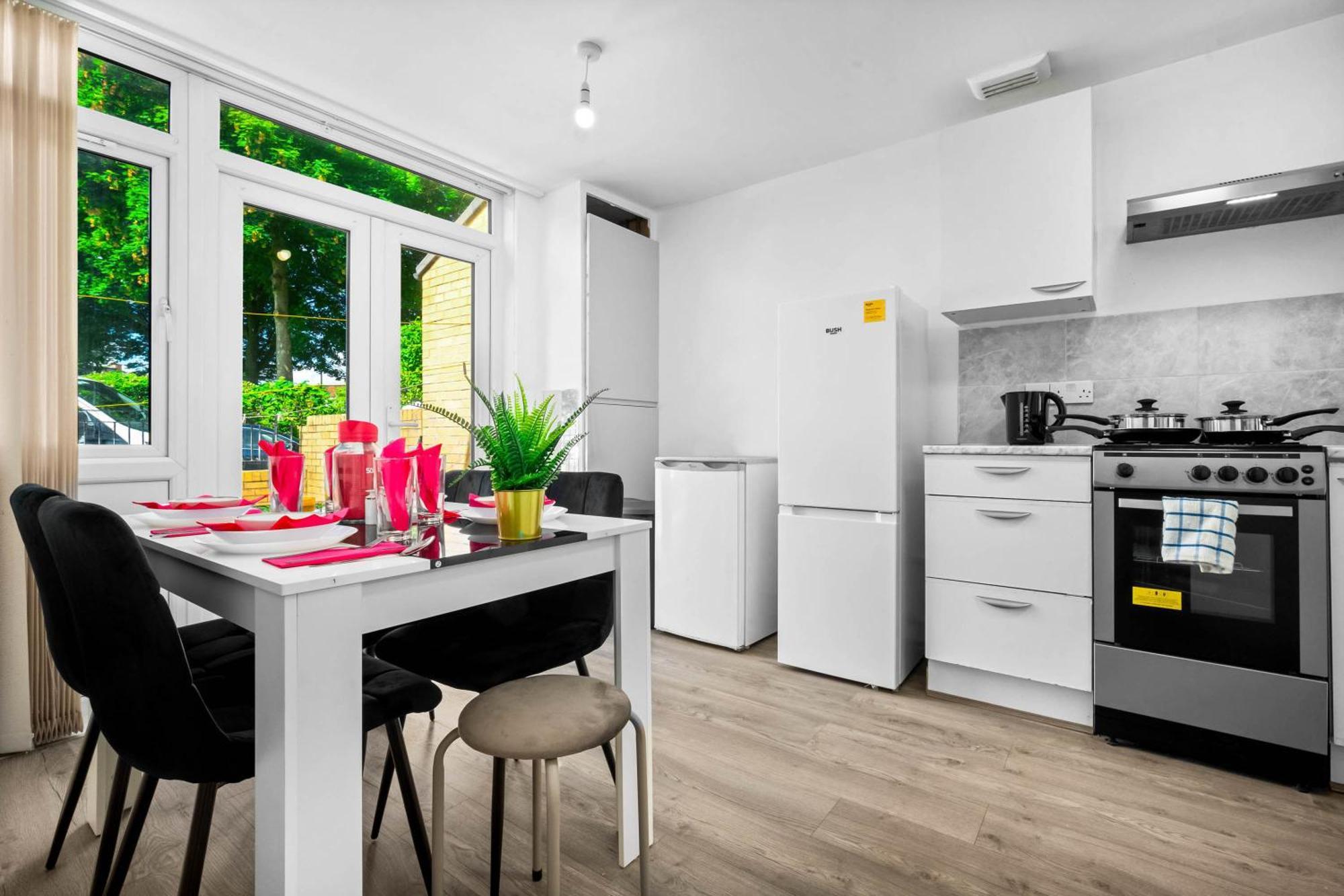 Апартаменты Luxury New House With Free Parking Бирмингем Экстерьер фото